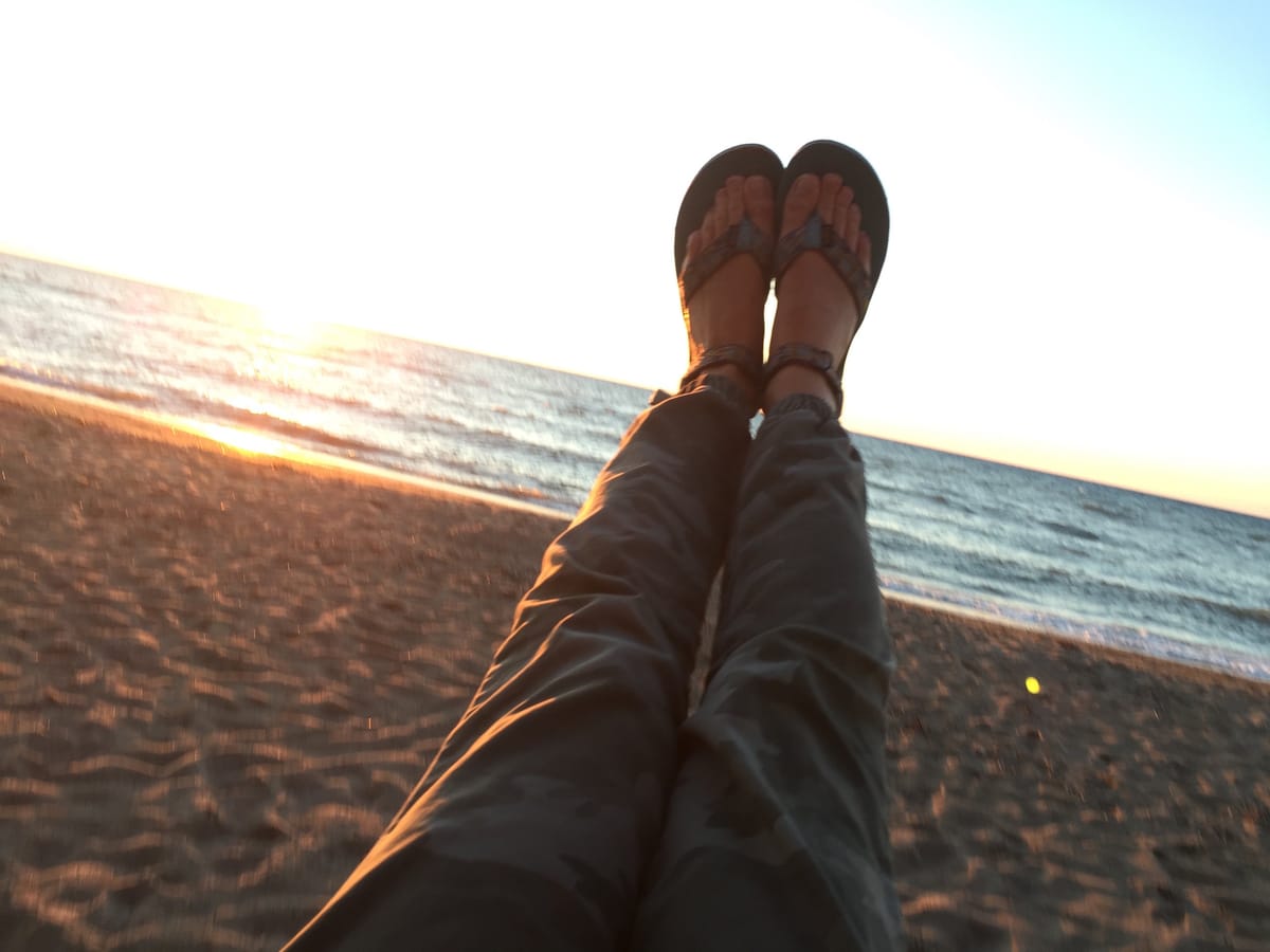 8 storytelling prompts to write your summer vacation story